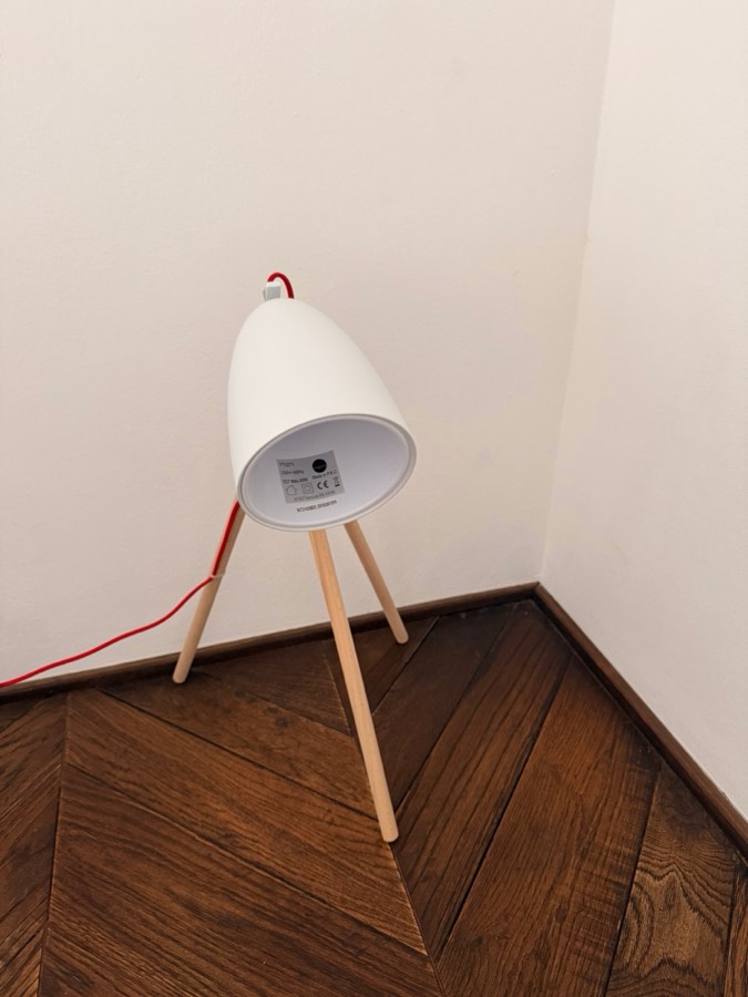 Tripod table lamp, white cone